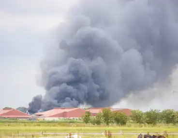 Grote zwarte wolken bij brand in landbouwschuren