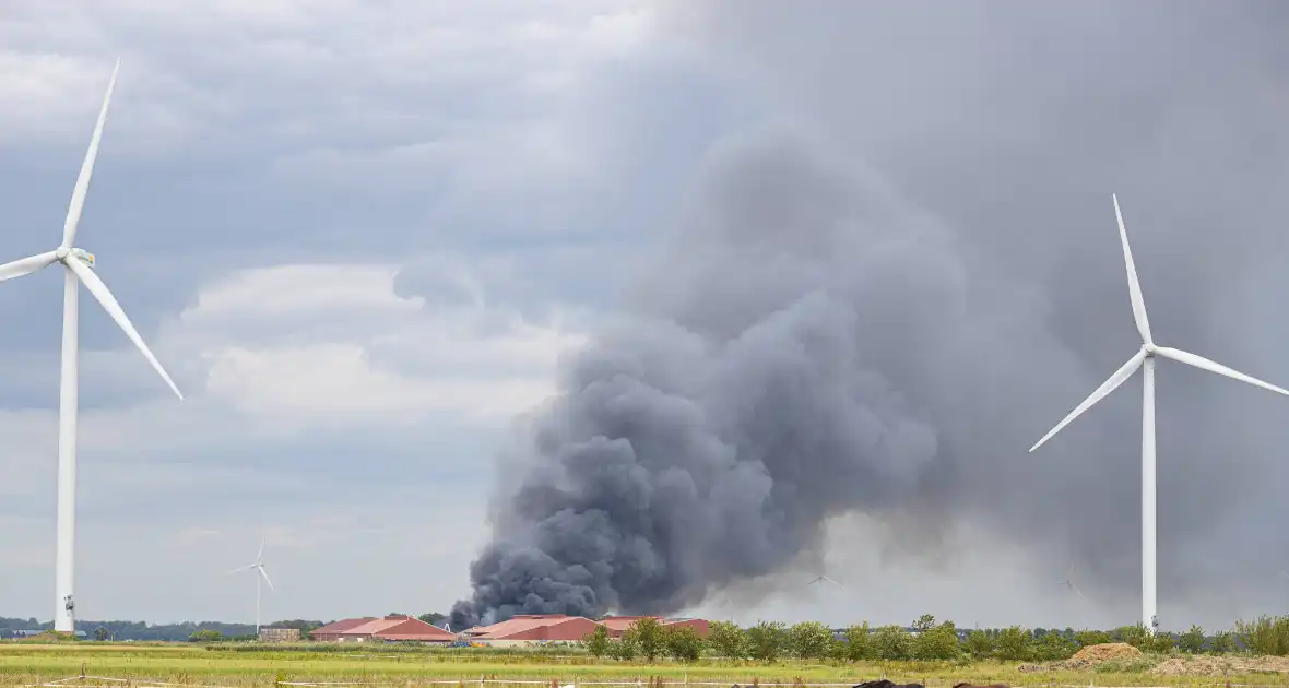 Grote zwarte wolken bij brand in landbouwschuren - Foto 1