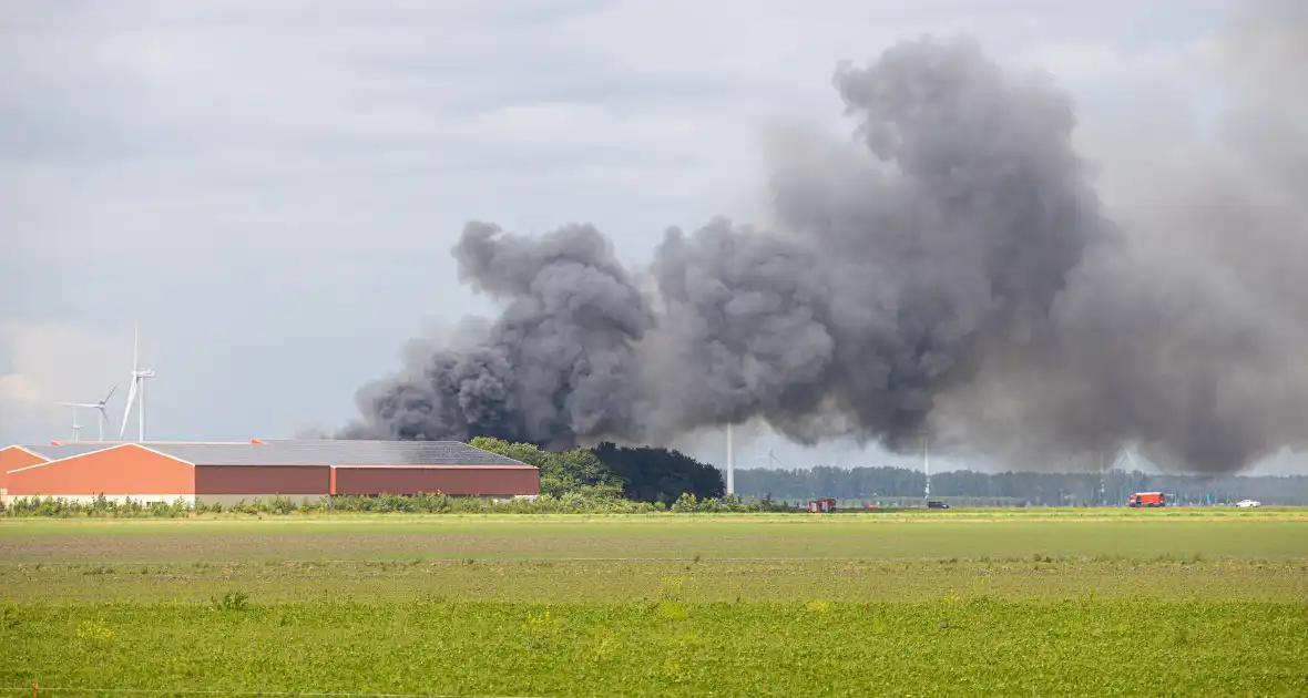 Grote zwarte wolken bij brand in landbouwschuren - Foto 2