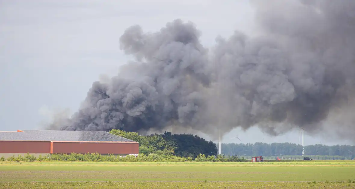 Grote zwarte wolken bij brand in landbouwschuren - Foto 3