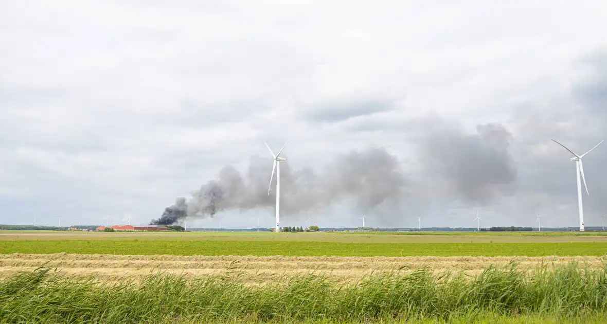 Grote zwarte wolken bij brand in landbouwschuren - Foto 5