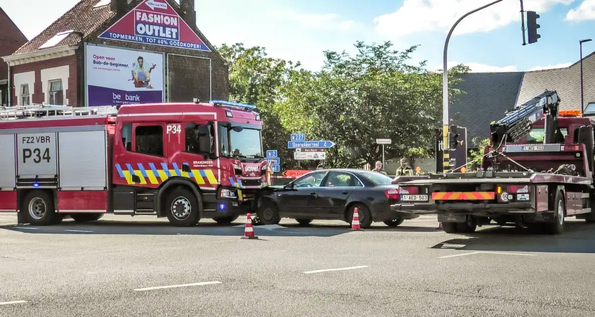 Brandweerwagen en auto botsen op kruising