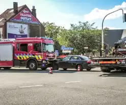 Brandweerwagen en auto botsen op kruising