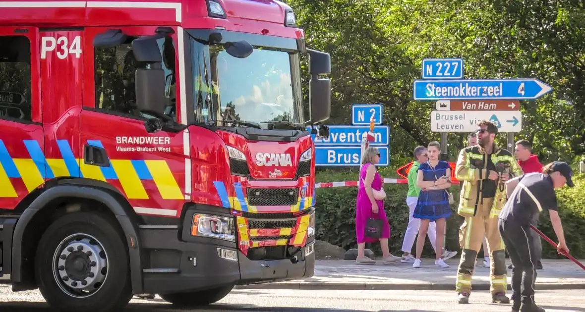 Brandweerwagen en auto botsen op kruising - Foto 1