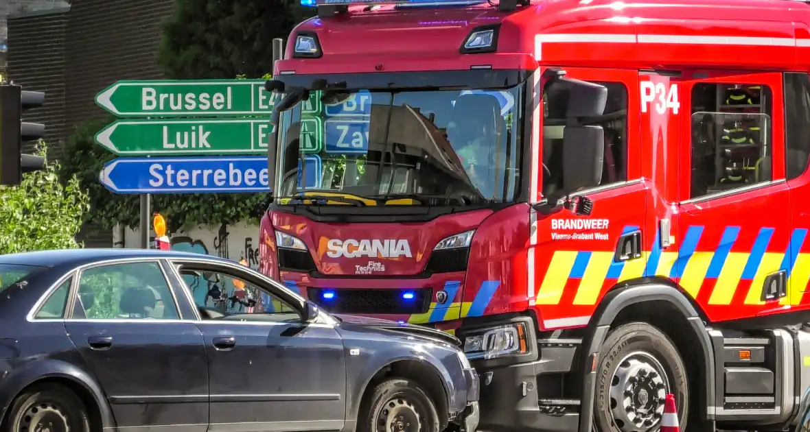 Brandweerwagen en auto botsen op kruising - Foto 10