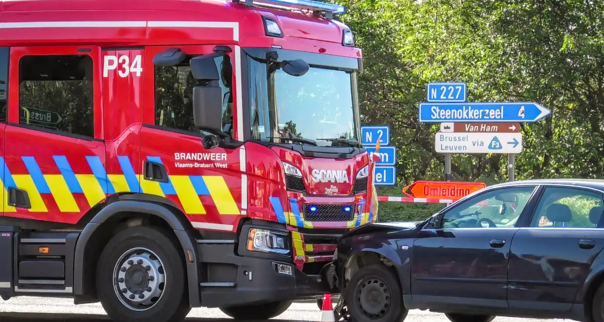 Brandweerwagen en auto botsen op kruising - Foto 11