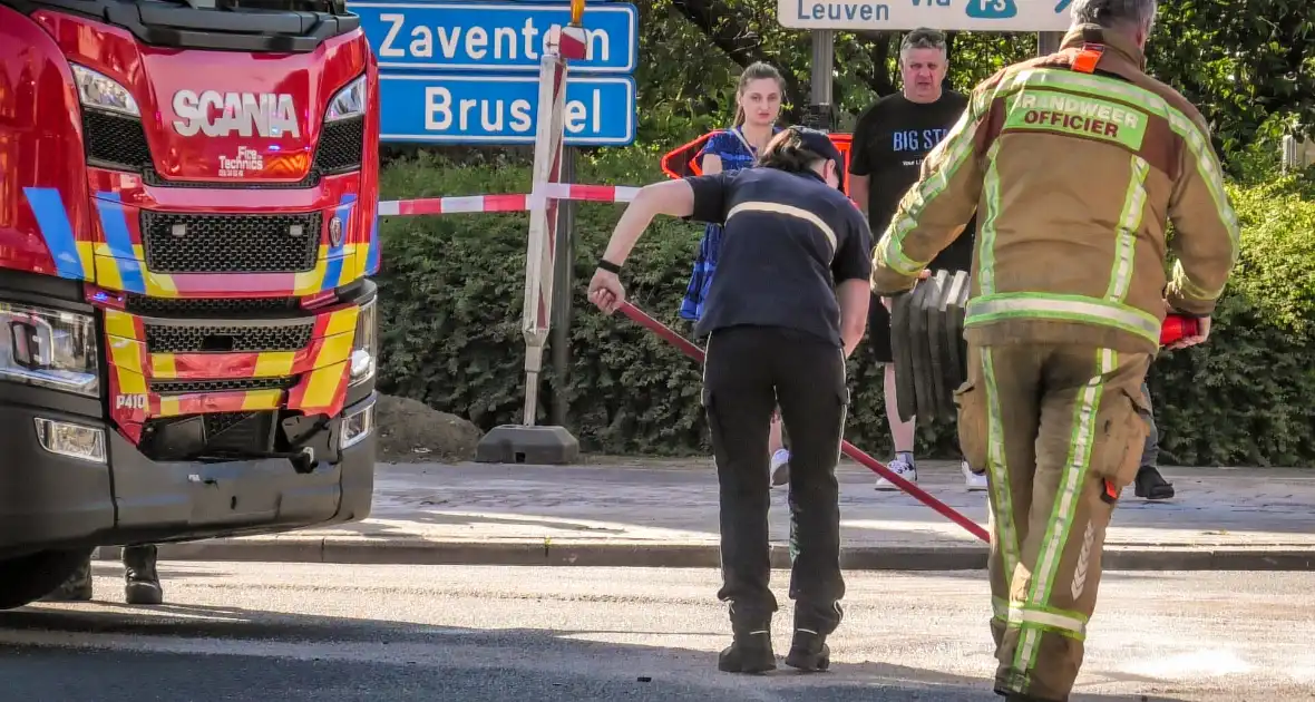 Brandweerwagen en auto botsen op kruising - Foto 3