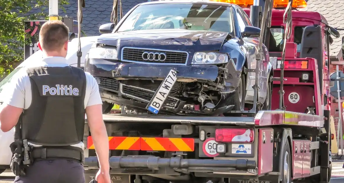 Brandweerwagen en auto botsen op kruising - Foto 4