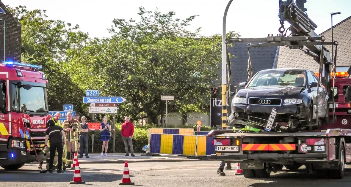 Brandweerwagen en auto botsen op kruising - Foto 5