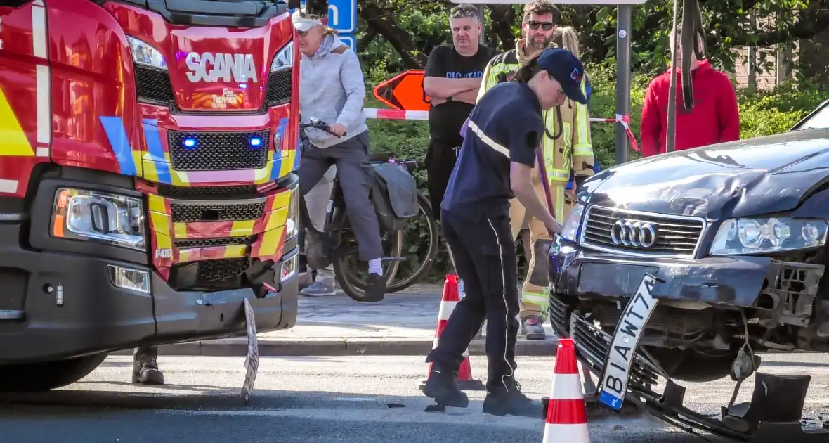 Brandweerwagen en auto botsen op kruising - Foto 6