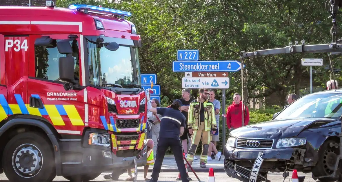 Brandweerwagen en auto botsen op kruising - Foto 7