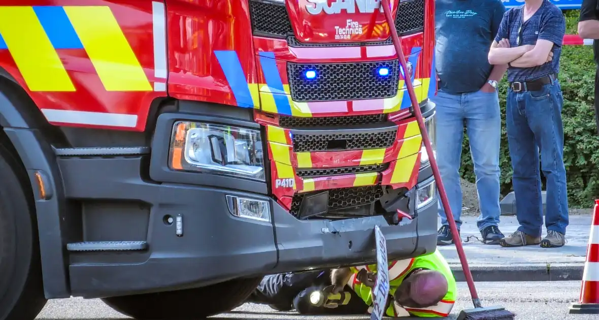 Brandweerwagen en auto botsen op kruising - Foto 8