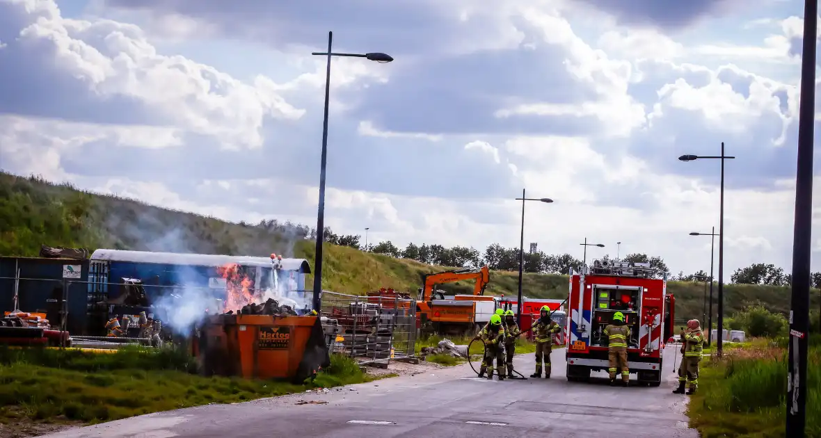 Bouwcontainer in brand gestoken