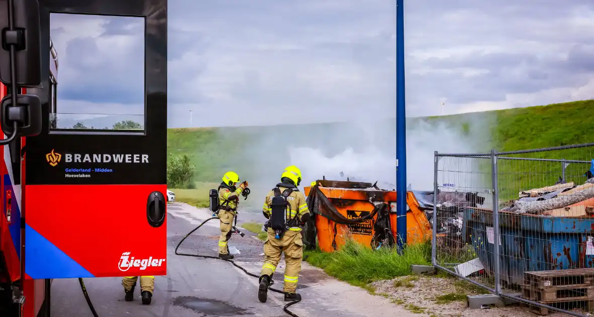 Bouwcontainer in brand gestoken - Foto 4