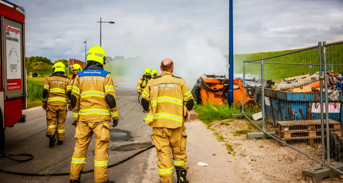 Bouwcontainer in brand gestoken - Foto 6