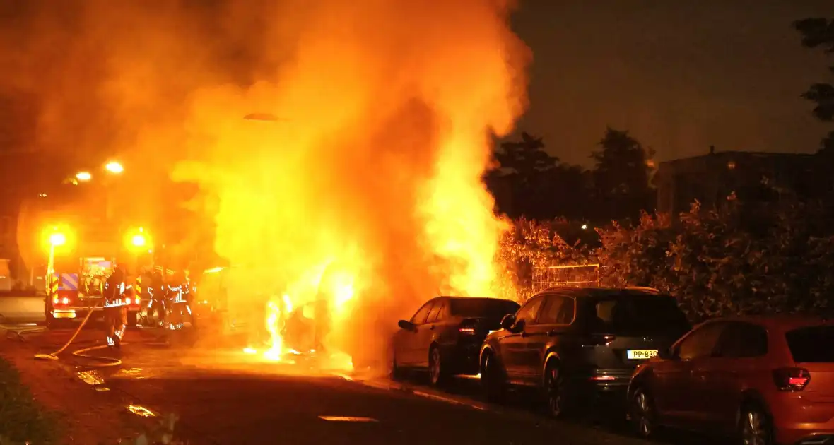 Drie voertuigen verwoest door vlammenzee