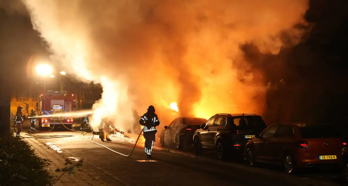 Drie voertuigen verwoest door vlammenzee - Foto 1