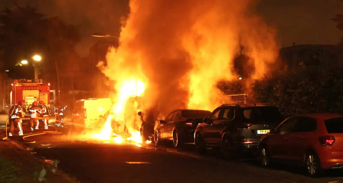 Drie voertuigen verwoest door vlammenzee - Foto 2