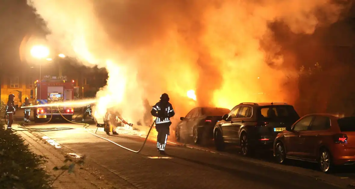 Drie voertuigen verwoest door vlammenzee - Foto 6