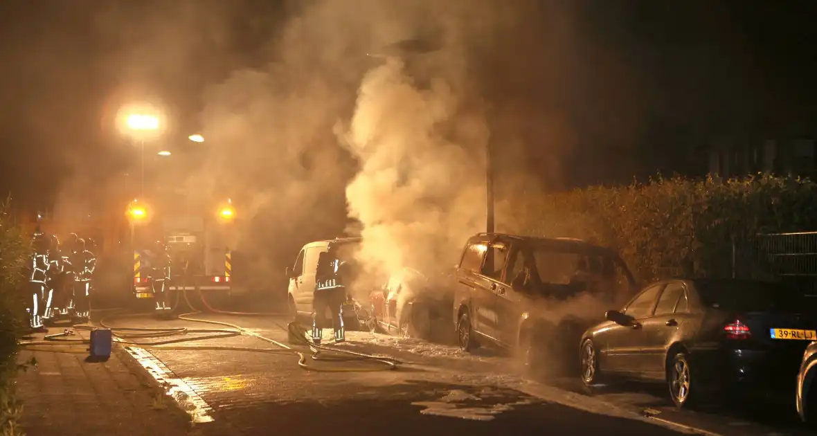 Drie voertuigen verwoest door vlammenzee - Foto 7