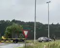 Automobilist rijdt tegen verkeersbord en komt tegen lantaarnpaal tot stilstand
