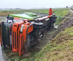 Vrachtwagen belandt in sloot na uitwijkmanoeuvre