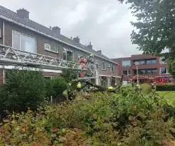 Boom waait tegen woning en beschadigd ruit