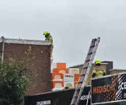 Isolatiemateriaal dreigt van dak te waaien, brandweer grijpt in