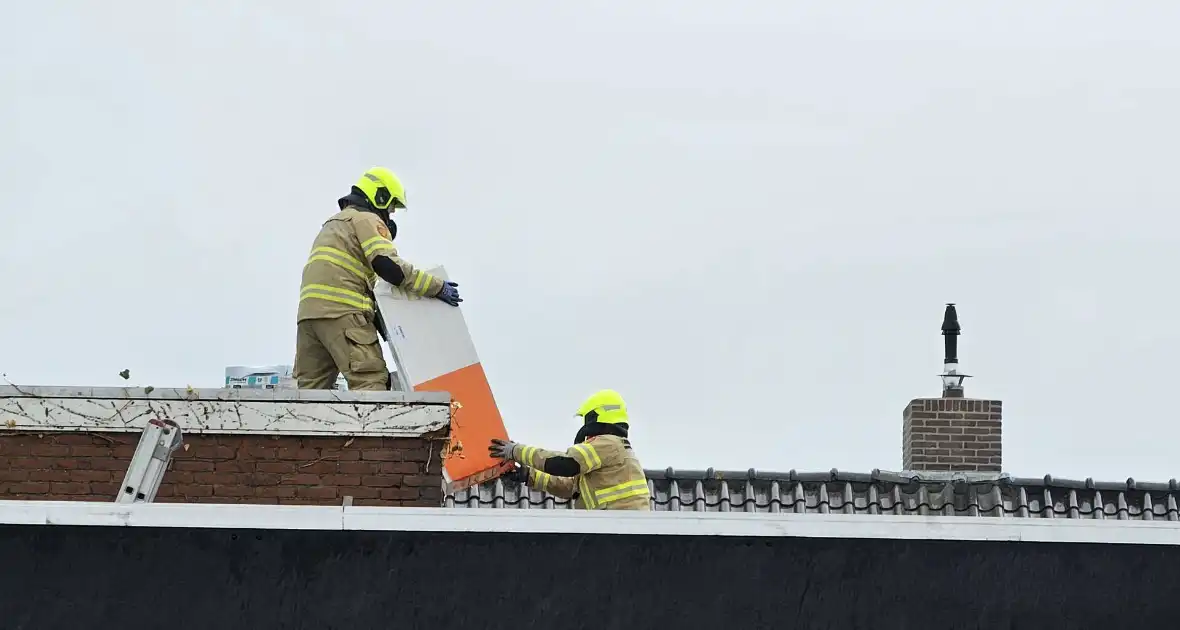 Isolatiemateriaal dreigt van dak te waaien, brandweer grijpt in - Foto 1