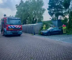 Grote tak breekt af en valt op geparkeerde auto