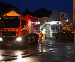 Fundering autobedrijf dreigt te bezwijken door bouwput vol met water