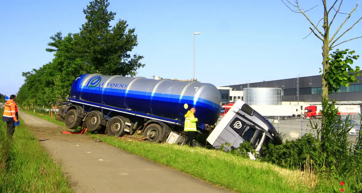 Vrachtwagen in de sloot na ongeval - Foto 5