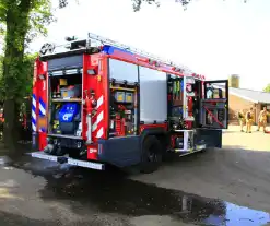 Kalf zakt door rooster, brandweer aanwezig