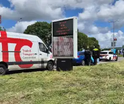 Kind krijgt rondleiding in politieauto na ongeval