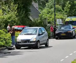 Bestuurder raakt onwel en ramt andere auto