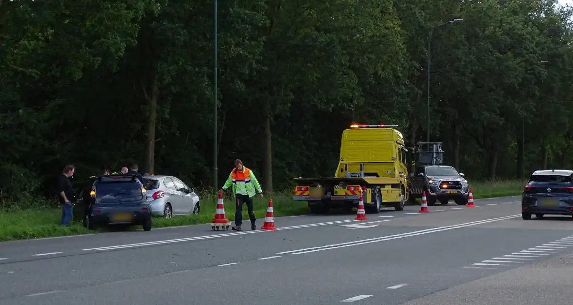 Auto beschadigd na aanrijding op kruising