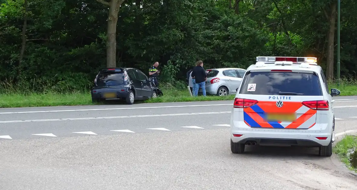 Auto beschadigd na aanrijding op kruising - Foto 1