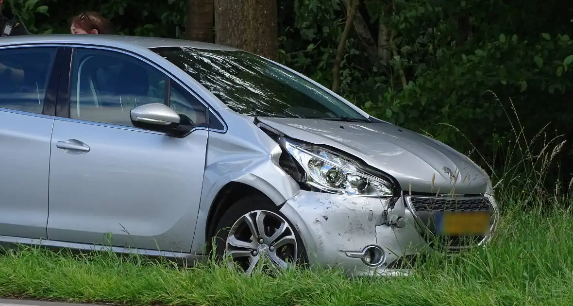 Auto beschadigd na aanrijding op kruising - Foto 10