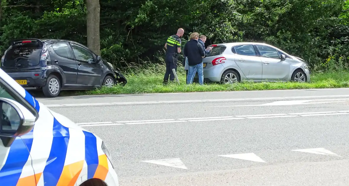 Auto beschadigd na aanrijding op kruising - Foto 2