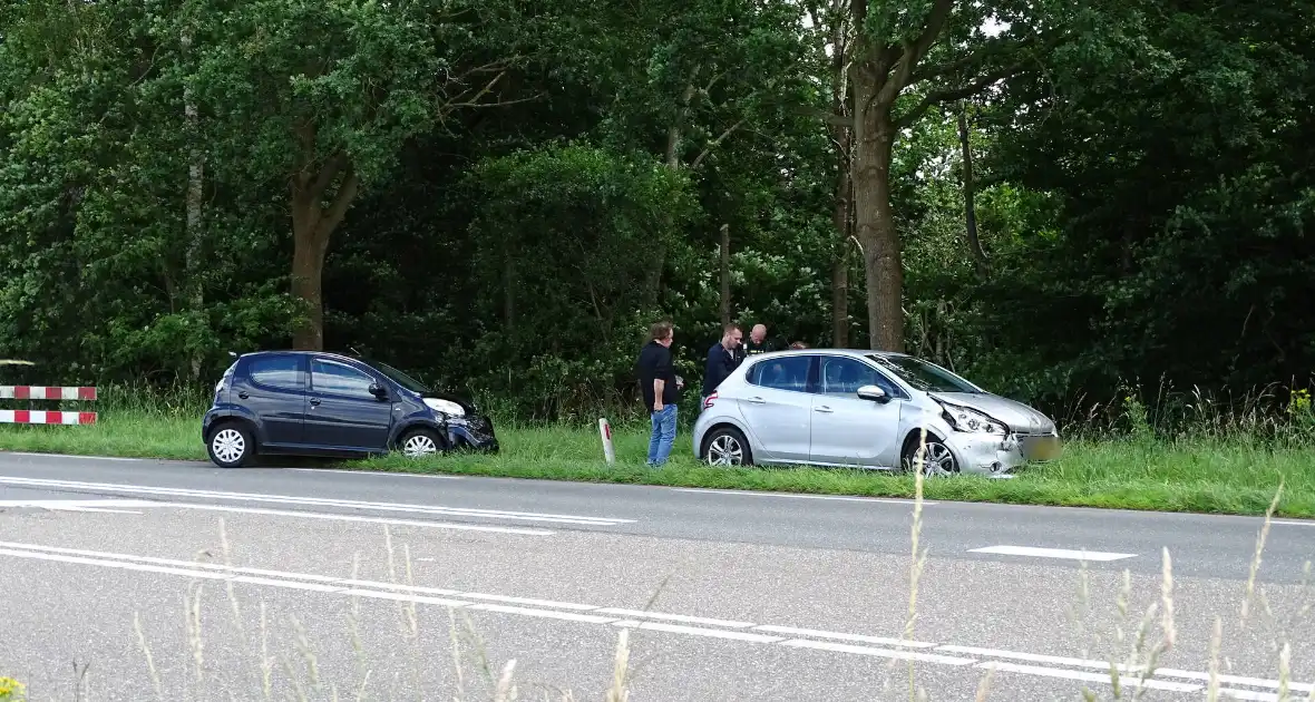 Auto beschadigd na aanrijding op kruising - Foto 3