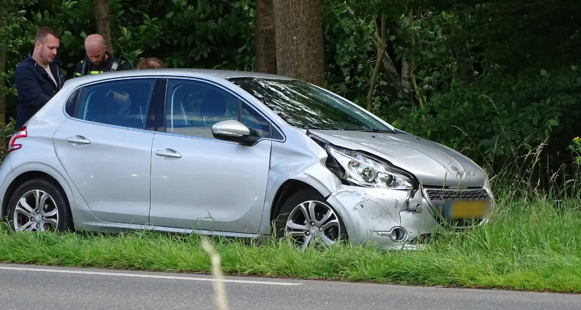 Auto beschadigd na aanrijding op kruising - Foto 4