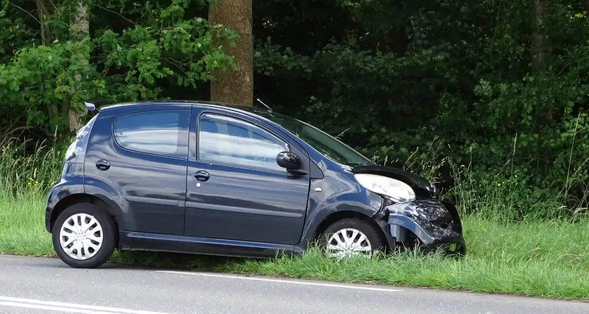 Auto beschadigd na aanrijding op kruising - Foto 5