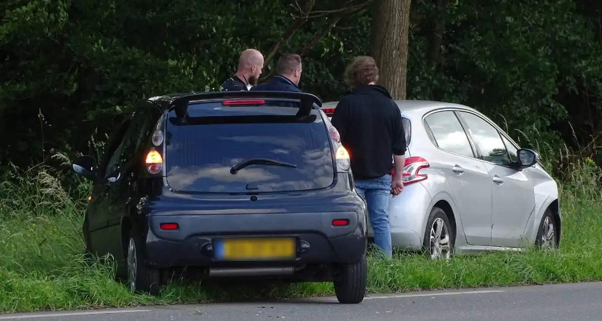 Auto beschadigd na aanrijding op kruising - Foto 7