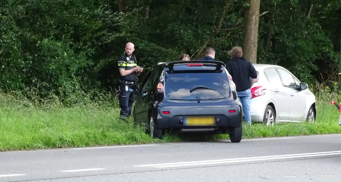 Auto beschadigd na aanrijding op kruising - Foto 8