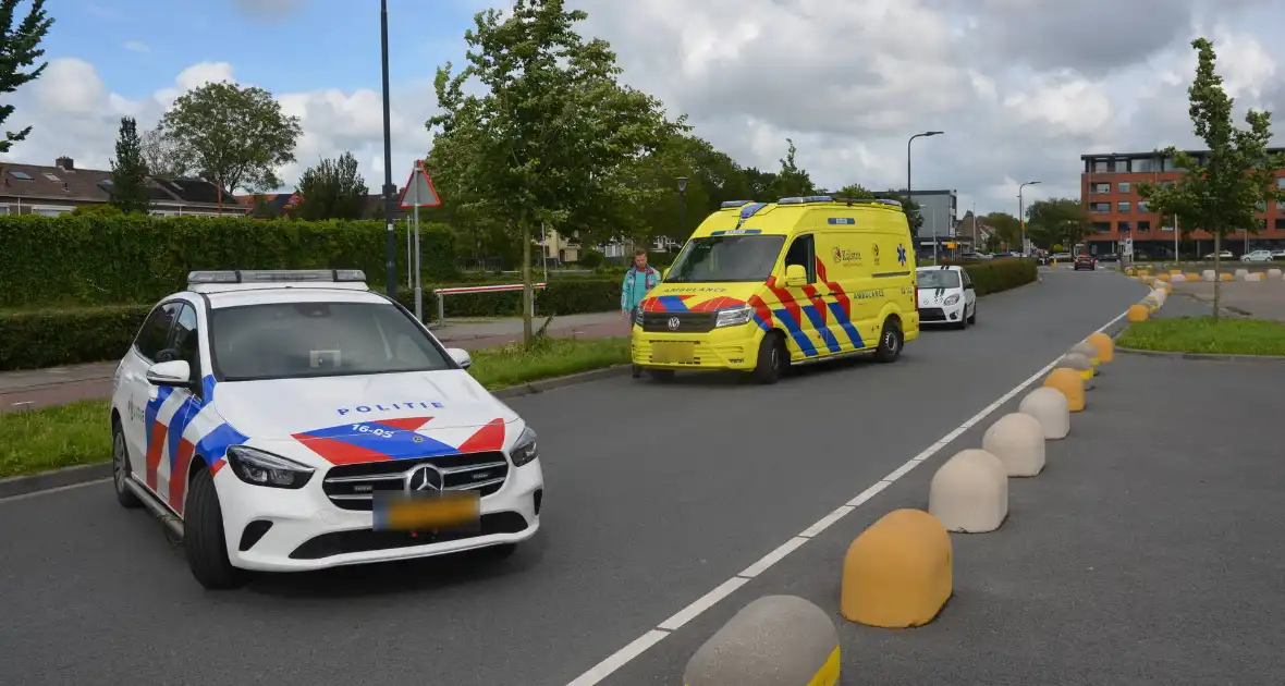 Fietser geschept door auto met barst in ruit als gevolg