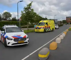 Fietser geschept door auto met barst in ruit als gevolg