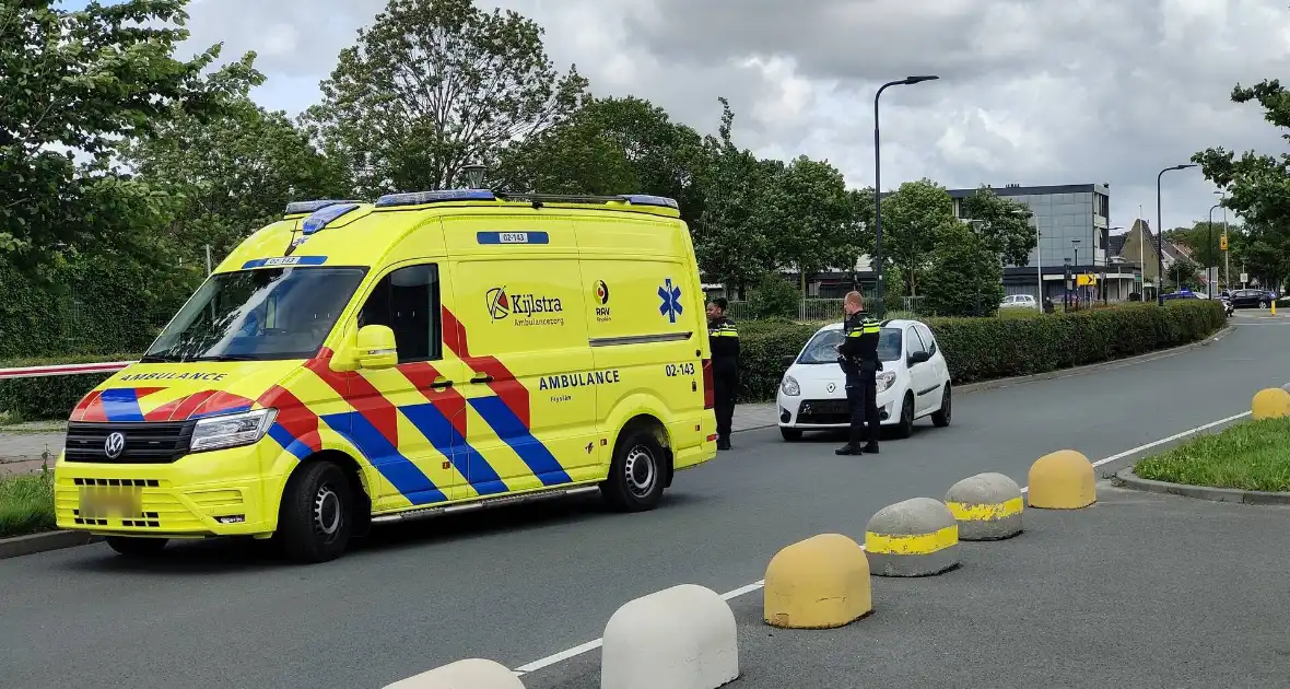 Fietser geschept door auto met barst in ruit als gevolg - Foto 1