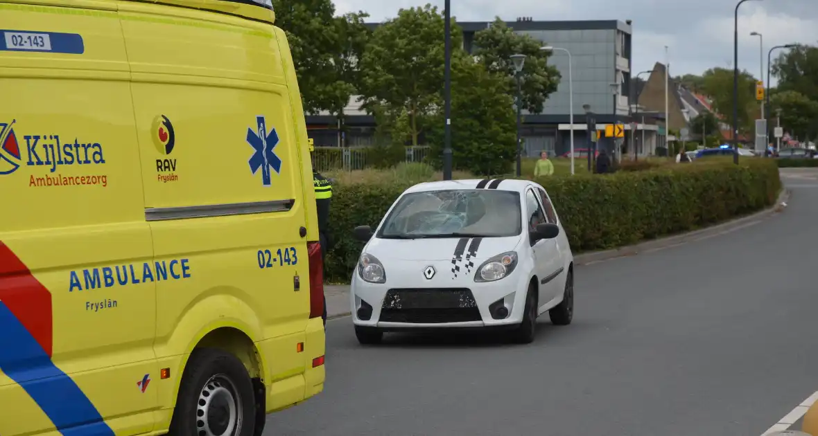 Fietser geschept door auto met barst in ruit als gevolg - Foto 2