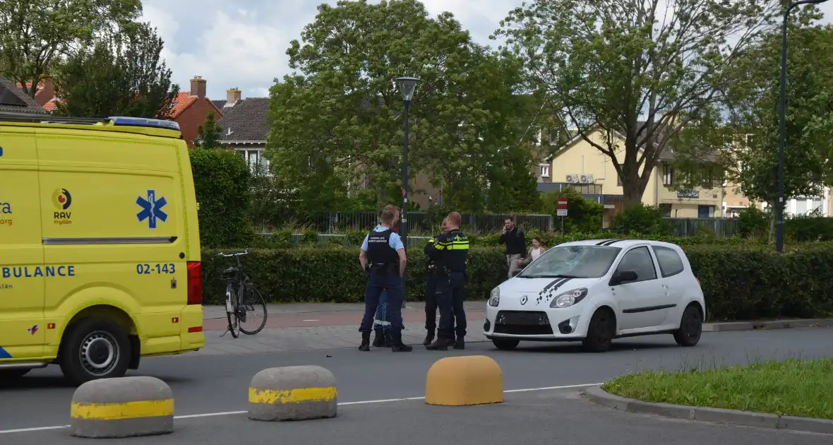 Fietser geschept door auto met barst in ruit als gevolg - Foto 3