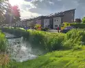 Auto raakt te water middenin woonwijk